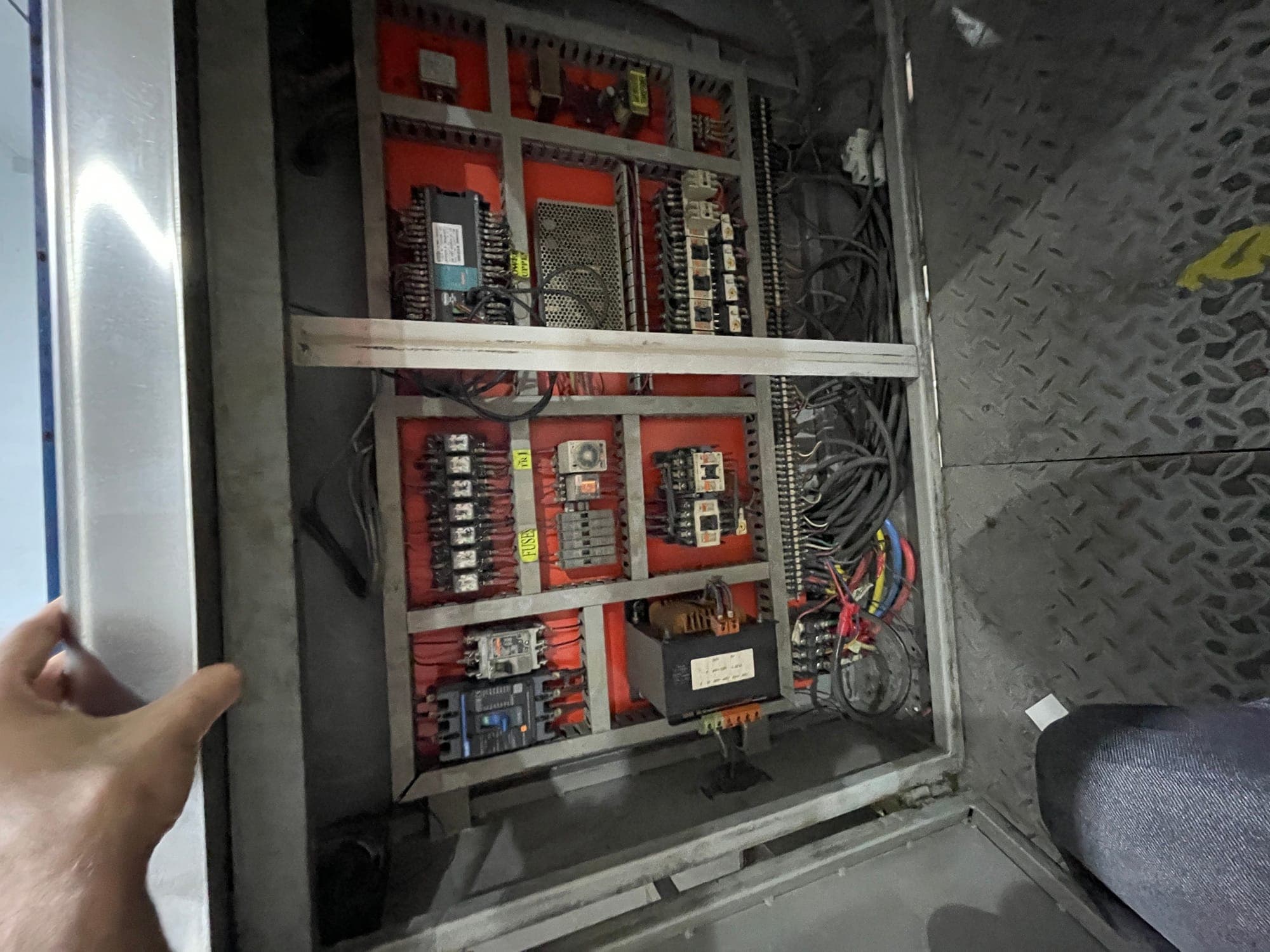 Power-supply and DIN-rail layout — 24 VDC distribution to the control bus.
